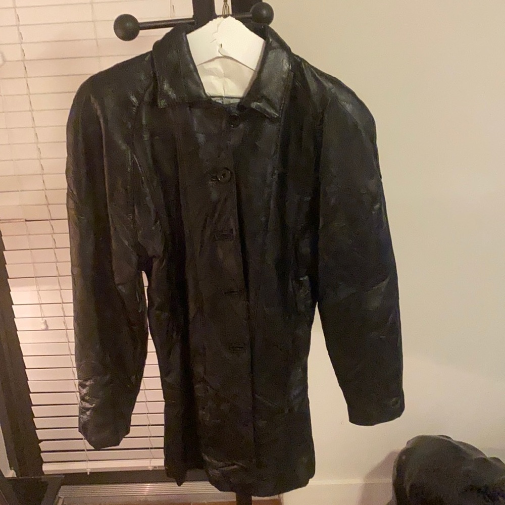 selling a size medium leather jacket in a woman